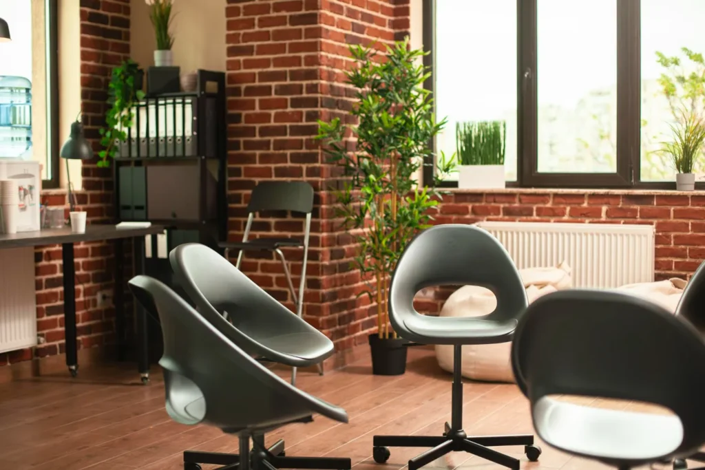 Sillas vacías en una habitación moderna con paredes de ladrillo